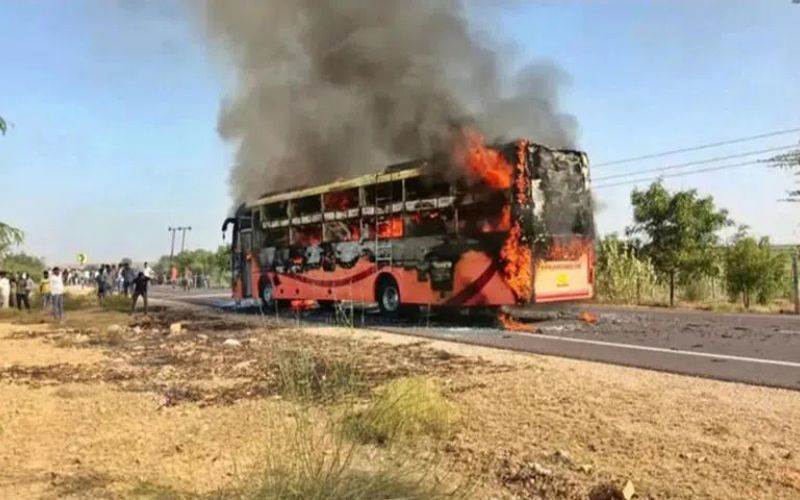  چلتی بس میں  لگی آگ 10سے زائد مسافر زخمی 